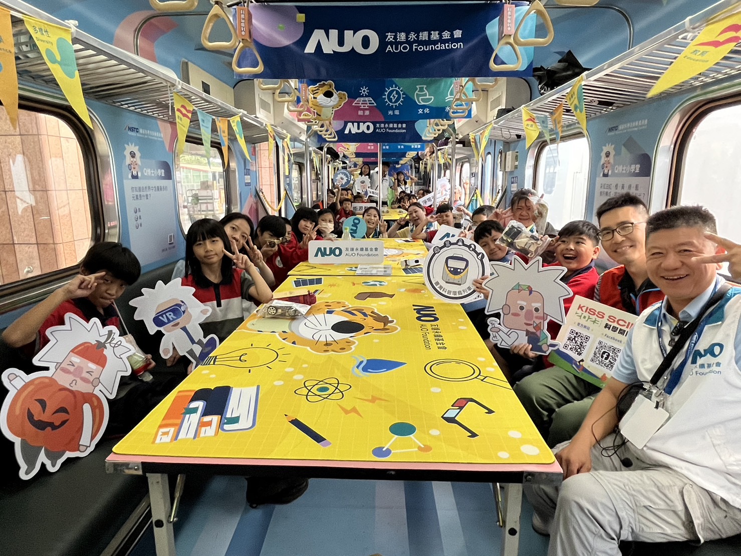 彩神永續基金會參與「臺灣科普環島列車」，設計基礎科學車廂課程，以「淨零碳排和永續能源」為主題，讓學生透過創意實驗認識淨零知識，以及思考生活中的減碳行為