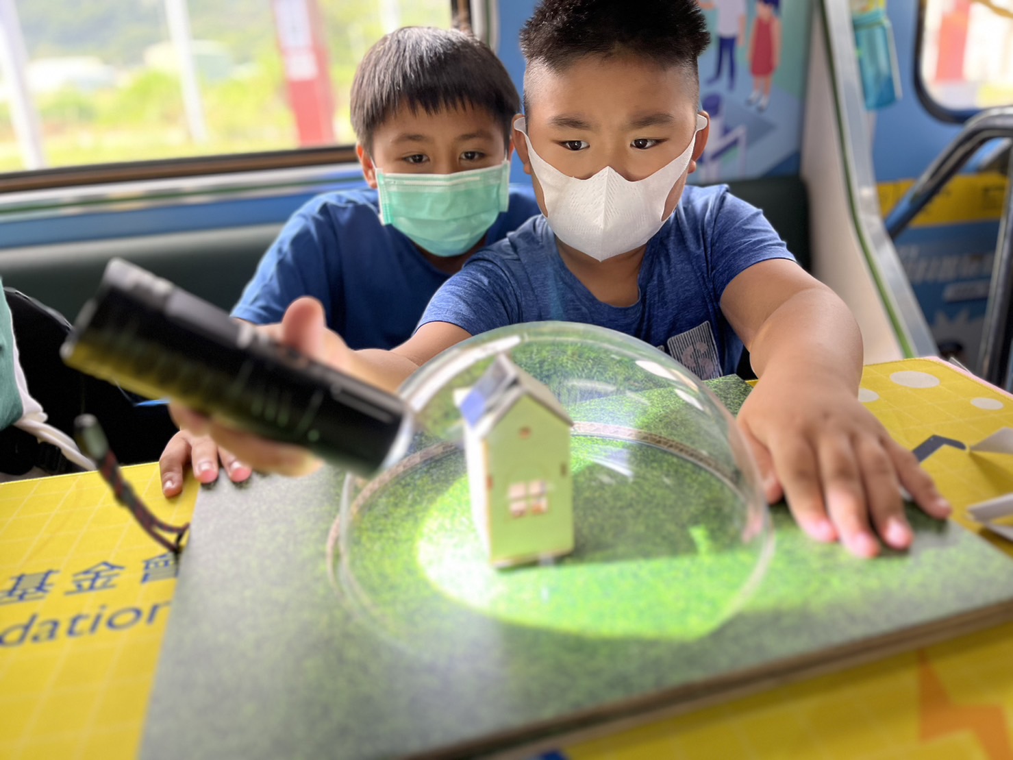 彩神參與基礎科學主題車廂，以STEAM教學精神，設計「逐日科學家」、「太陽能工程師」以及「淨零建築師」三大能源科普課程和實驗